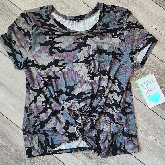 love streak Tops - NEW Shortsleeve camo twist tee